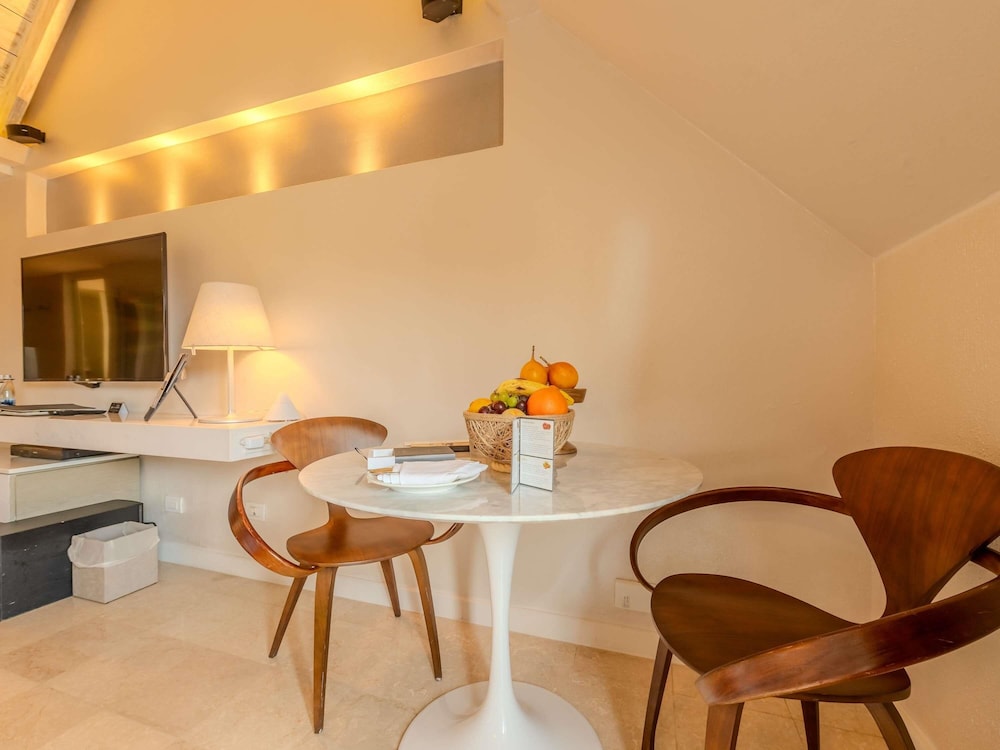 HABITACIÓN DELUXE en planta alta con 1 cama king size, balcón con vistas al mar y mayordomo del hotel Sofitel Legend Santa Clara Cartagena. Foto 12