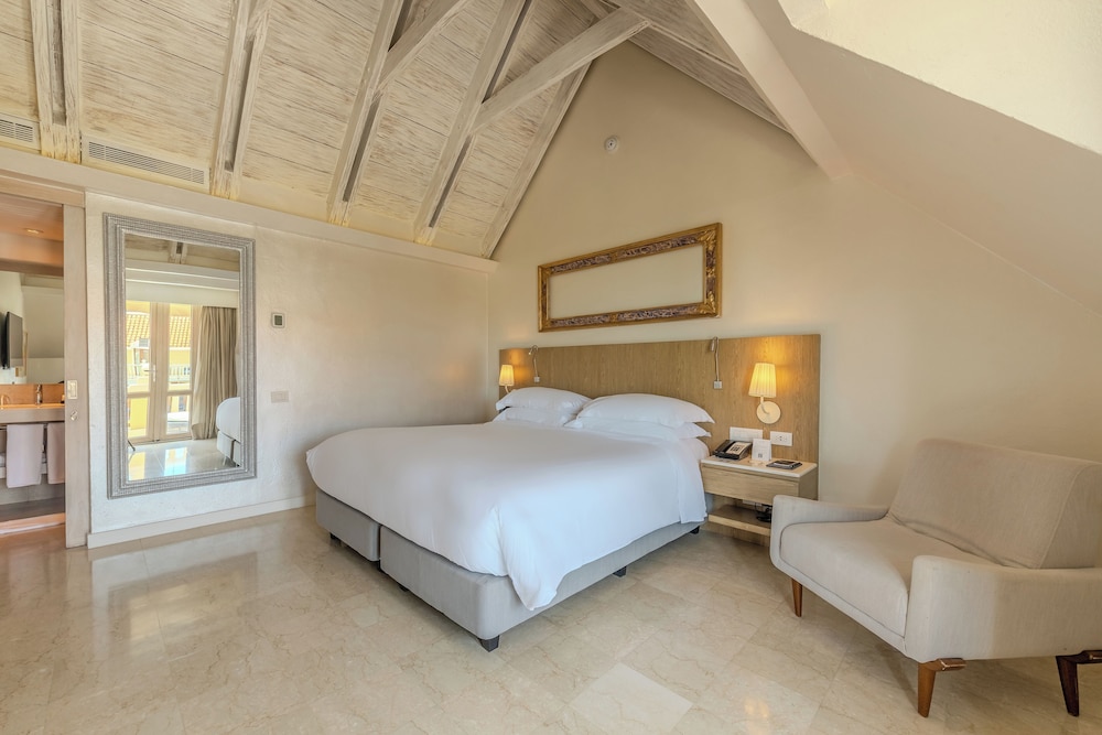 SUITE JUNIOR en planta alta con cama king size, salón, balcón con vistas al mar y mayordomo del hotel Sofitel Legend Santa Clara Cartagena. Foto 6