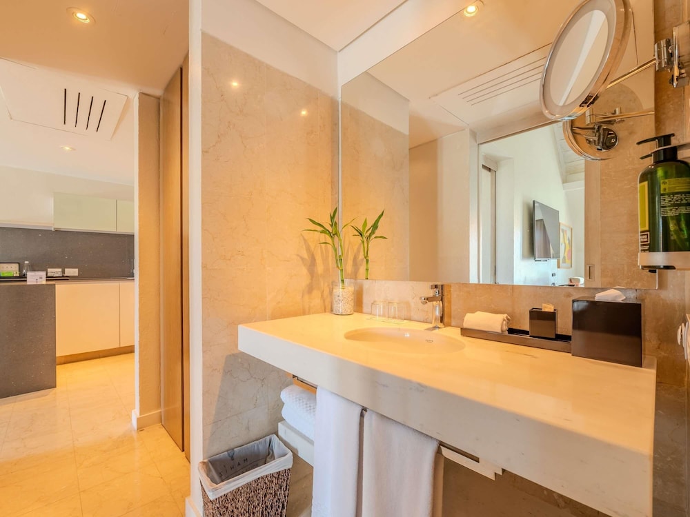 SUITE JUNIOR en planta alta con cama king size, salón, balcón con vistas al mar y mayordomo del hotel Sofitel Legend Santa Clara Cartagena. Foto 7