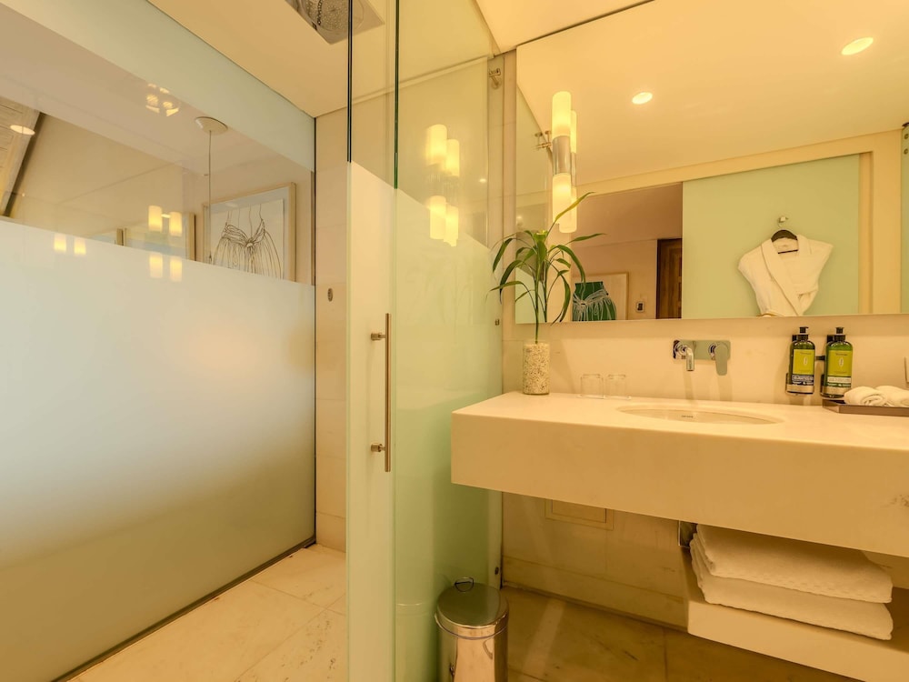 HABITACIÓN DELUXE en planta alta con 1 cama king size, balcón con vistas al mar y mayordomo del hotel Sofitel Legend Santa Clara Cartagena. Foto 14