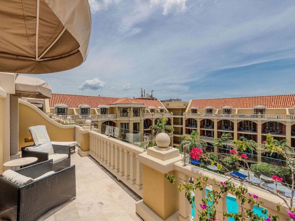 SUITE JUNIOR en planta alta con cama king size, salón, balcón con vistas al mar y mayordomo del hotel Sofitel Legend Santa Clara Cartagena. Foto 8