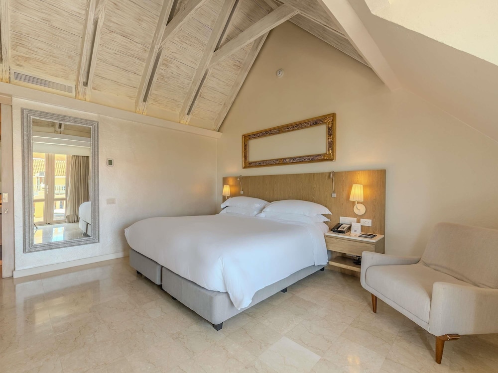 SUITE JUNIOR en planta alta con cama king size, salón, balcón con vistas al mar y mayordomo del hotel Sofitel Legend Santa Clara Cartagena. Foto 13