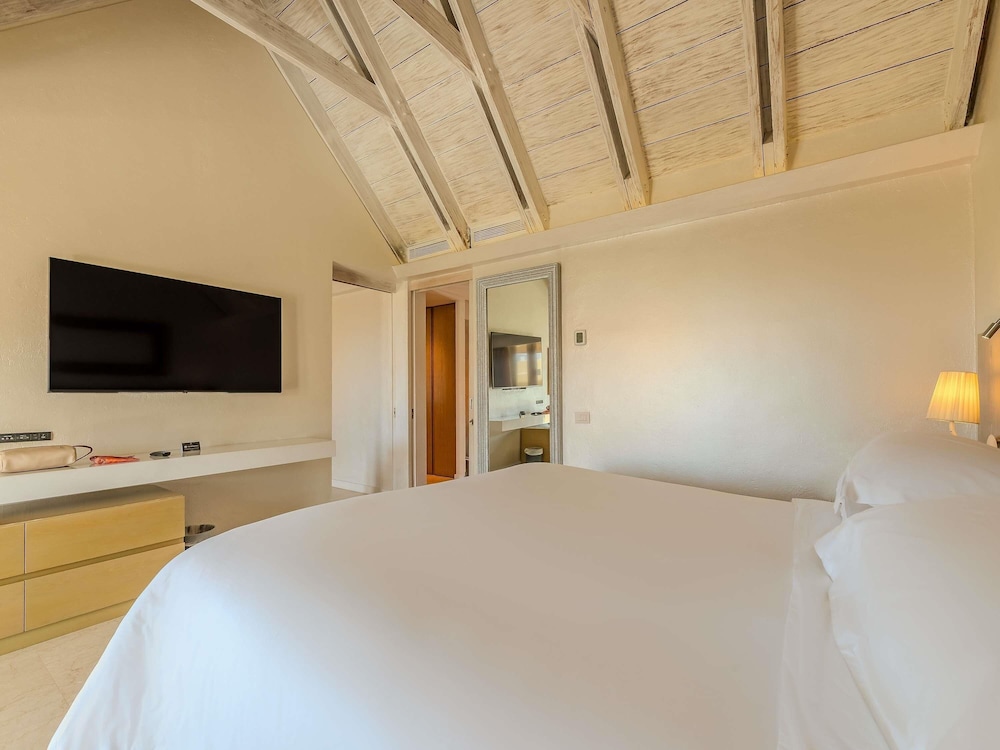SUITE JUNIOR en planta alta con cama king size, salón, balcón con vistas al mar y mayordomo del hotel Sofitel Legend Santa Clara Cartagena. Foto 14