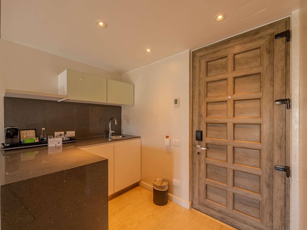 SUITE JUNIOR en planta alta con cama king size, salón, balcón con vistas al mar y mayordomo del hotel Sofitel Legend Santa Clara Cartagena. Foto 16