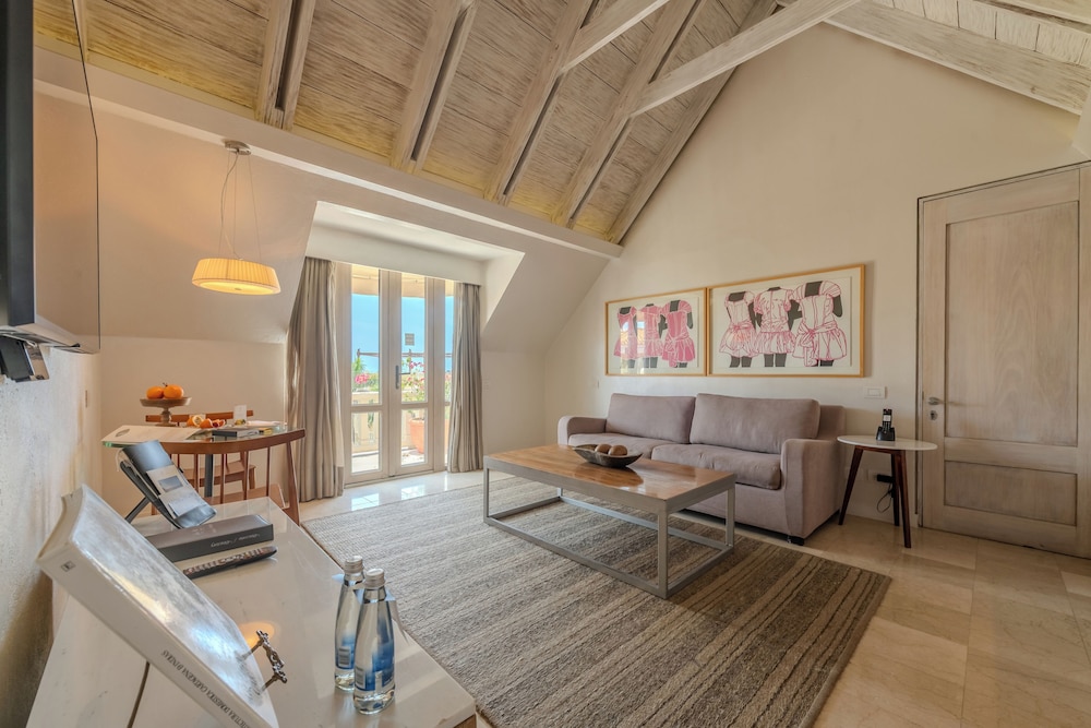 SUITE JUNIOR en planta alta con cama king size, salón, balcón con vistas al mar y mayordomo del hotel Sofitel Legend Santa Clara Cartagena. Foto 17