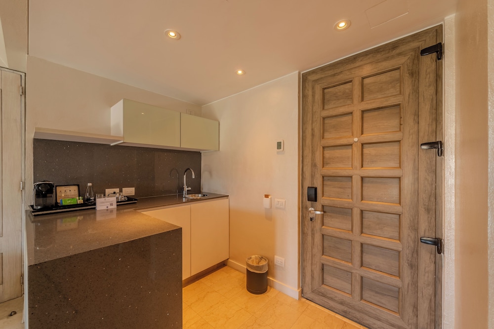 SUITE JUNIOR en planta alta con cama king size, salón, balcón con vistas al mar y mayordomo del hotel Sofitel Legend Santa Clara Cartagena. Foto 18