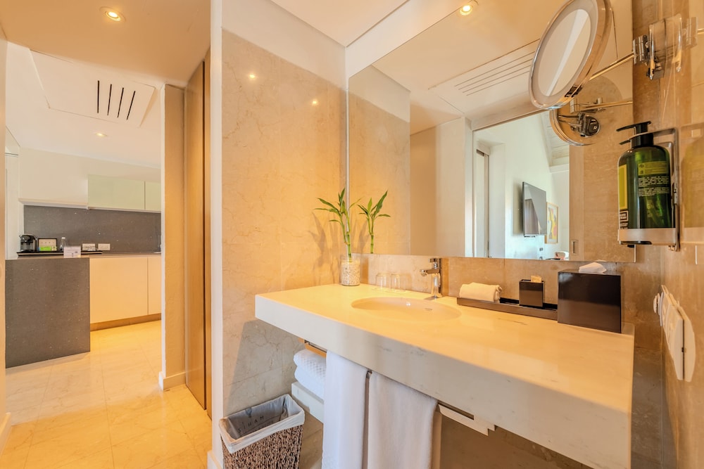 SUITE JUNIOR en planta alta con cama king size, salón, balcón con vistas al mar y mayordomo del hotel Sofitel Legend Santa Clara Cartagena. Foto 19