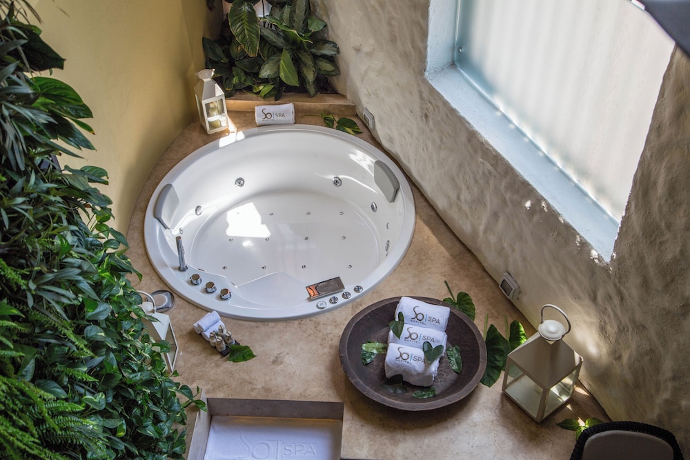 SUITE SPA con 1 cama king size, terraza con bañera de hidromasaje, dos plantas y mayordomo del hotel Sofitel Legend Santa Clara Cartagena. Foto 1