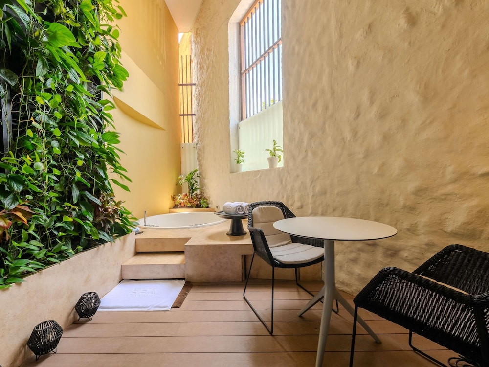 SUITE SPA con 1 cama king size, terraza con bañera de hidromasaje, dos plantas y mayordomo del hotel Sofitel Legend Santa Clara Cartagena. Foto 9