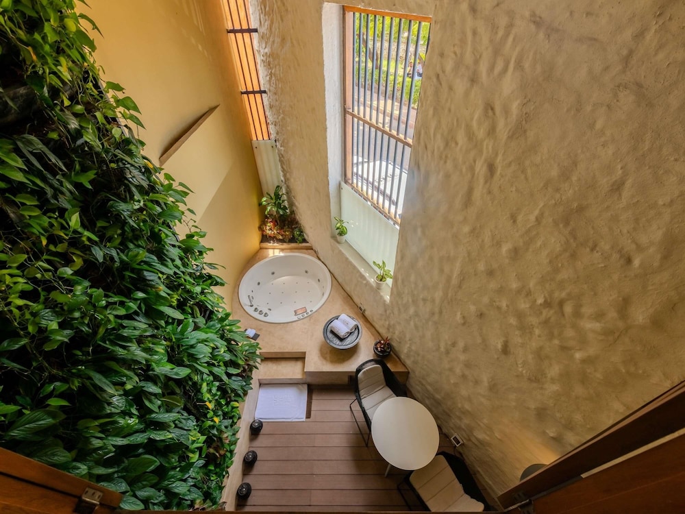 SUITE SPA con 1 cama king size, terraza con bañera de hidromasaje, dos plantas y mayordomo del hotel Sofitel Legend Santa Clara Cartagena. Foto 10