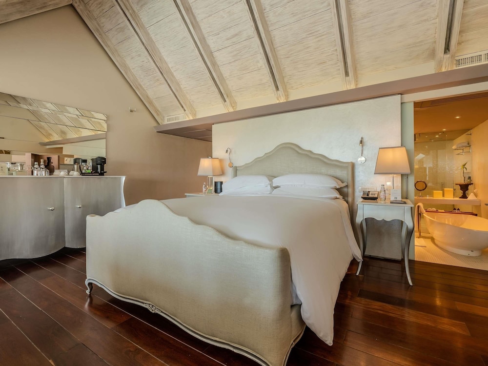 SUITE LEGEND en planta alta con 1 cama king size, vistas al mar y servicio de mayordomo del hotel Sofitel Legend Santa Clara Cartagena