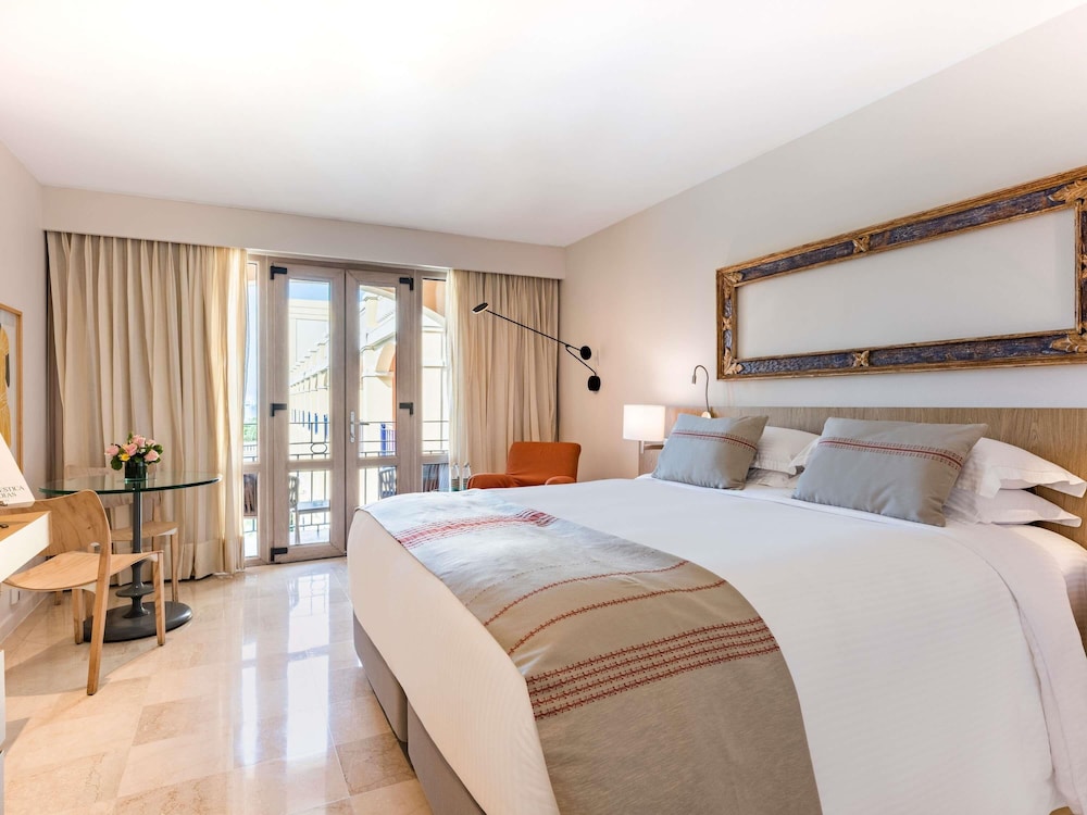 Habitación Superior con 1 cama king size, balcón o terraza y vistas al jardín del hotel Sofitel Legend Santa Clara Cartagena