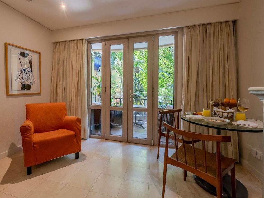 Habitación Superior con 1 cama king size, balcón o terraza y vistas al jardín del hotel Sofitel Legend Santa Clara Cartagena. Foto 1