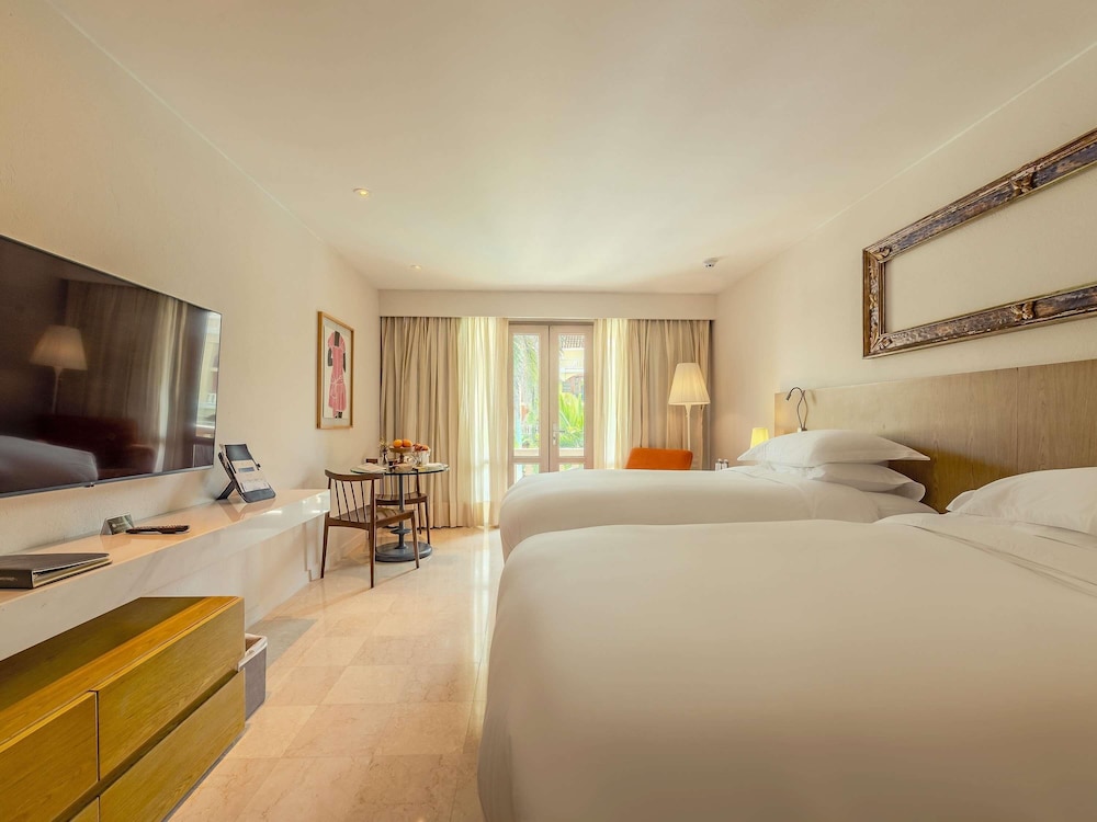 Habitación Superior con 2 camas individuales, terraza y vistas al jardín del hotel Sofitel Legend Santa Clara Cartagena