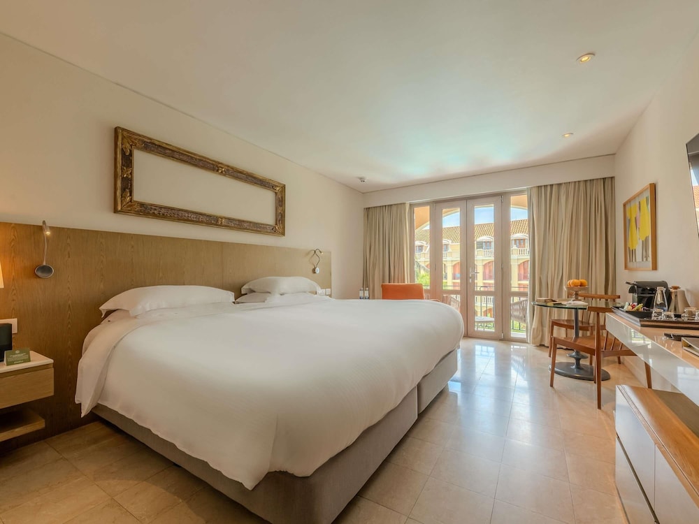 Habitación Superior con 1 cama king size, balcón y vistas a la piscina del hotel Sofitel Legend Santa Clara Cartagena. Foto 1