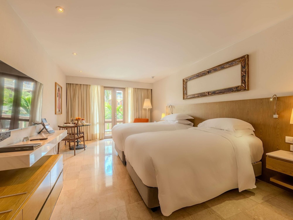 Habitación Superior con 2 camas individuales, balcón y vistas a la piscina del hotel Sofitel Legend Santa Clara Cartagena