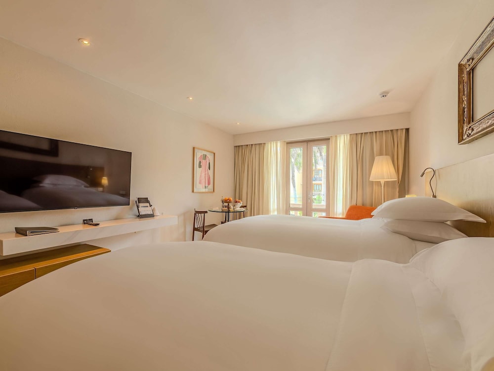 Habitación Superior con 2 camas individuales, balcón y vistas a la piscina del hotel Sofitel Legend Santa Clara Cartagena. Foto 3