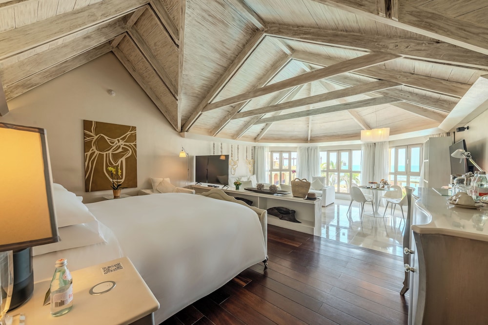 SUITE LEGEND en planta alta con 1 cama king size, vistas al mar y servicio de mayordomo del hotel Sofitel Legend Santa Clara Cartagena. Foto 1