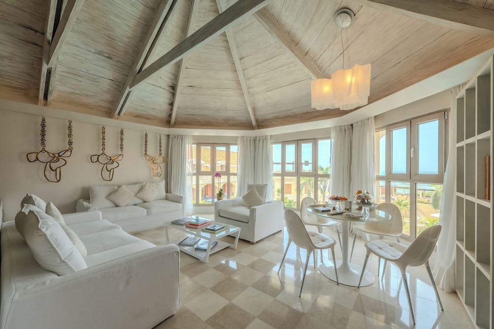 SUITE LEGEND en planta alta con 1 cama king size, vistas al mar y servicio de mayordomo del hotel Sofitel Legend Santa Clara Cartagena. Foto 3