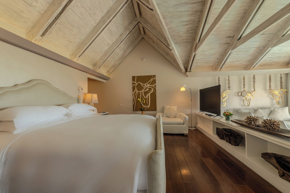 SUITE LEGEND en planta alta con 1 cama king size, vistas al mar y servicio de mayordomo del hotel Sofitel Legend Santa Clara Cartagena. Foto 4