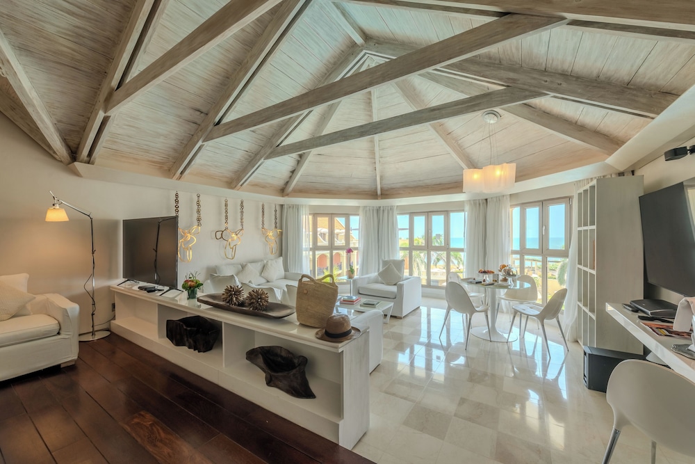 SUITE LEGEND en planta alta con 1 cama king size, vistas al mar y servicio de mayordomo del hotel Sofitel Legend Santa Clara Cartagena. Foto 5