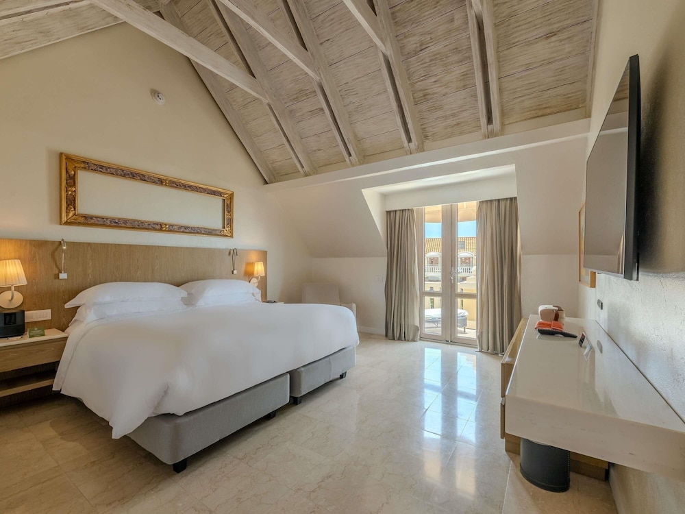 SUITE JUNIOR en planta alta con cama king size, salón, balcón con vistas al mar y mayordomo del hotel Sofitel Legend Santa Clara Cartagena. Foto 20