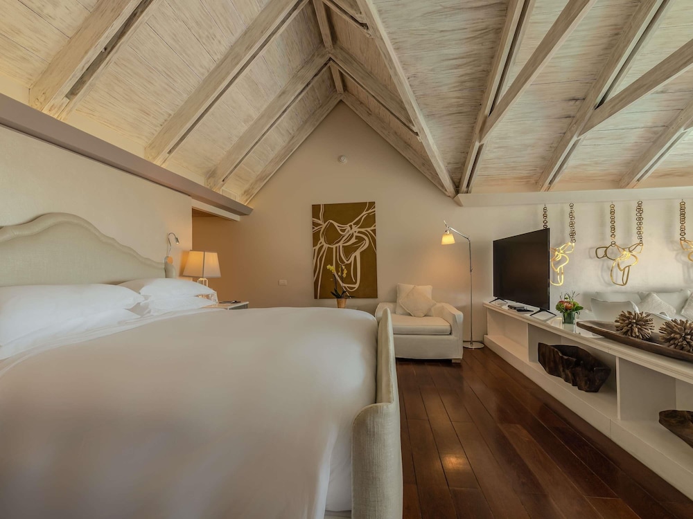 SUITE LEGEND en planta alta con 1 cama king size, vistas al mar y servicio de mayordomo del hotel Sofitel Legend Santa Clara Cartagena. Foto 8