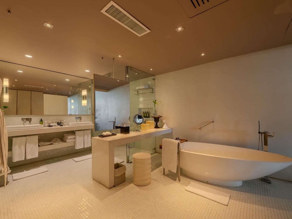 SUITE LEGEND en planta alta con 1 cama king size, vistas al mar y servicio de mayordomo del hotel Sofitel Legend Santa Clara Cartagena. Foto 9