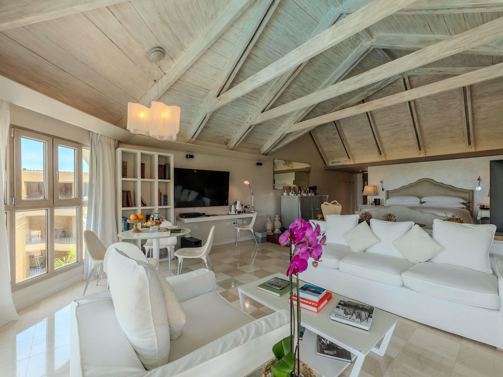SUITE LEGEND en planta alta con 1 cama king size, vistas al mar y servicio de mayordomo del hotel Sofitel Legend Santa Clara Cartagena. Foto 14