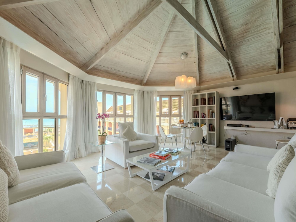 SUITE LEGEND en planta alta con 1 cama king size, vistas al mar y servicio de mayordomo del hotel Sofitel Legend Santa Clara Cartagena. Foto 15