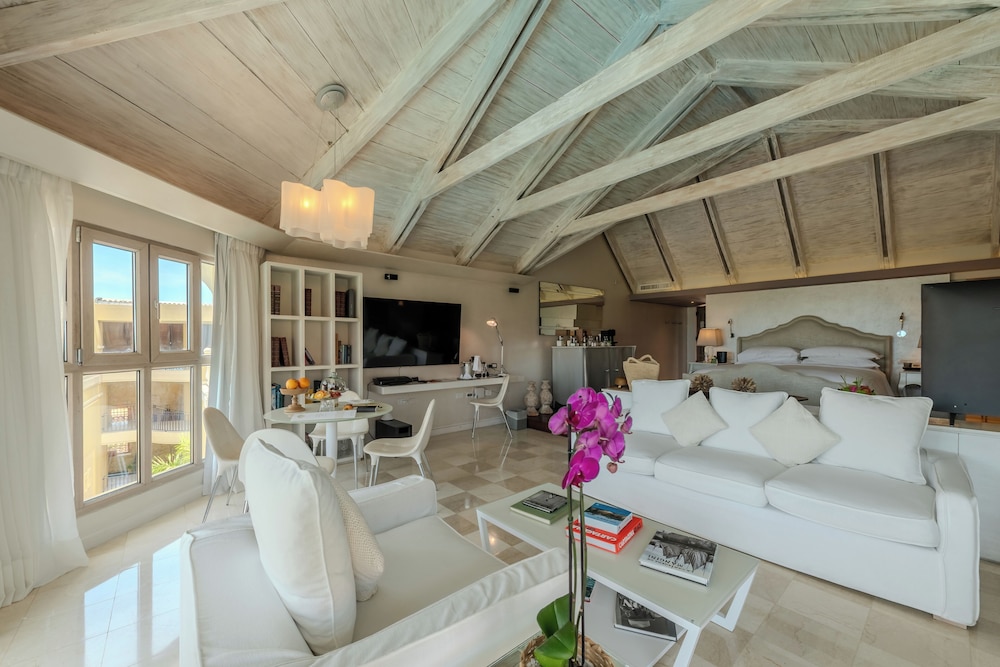 SUITE LEGEND en planta alta con 1 cama king size, vistas al mar y servicio de mayordomo del hotel Sofitel Legend Santa Clara Cartagena. Foto 18