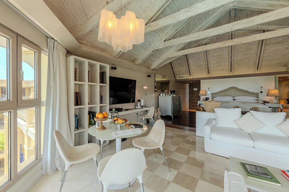 SUITE LEGEND en planta alta con 1 cama king size, vistas al mar y servicio de mayordomo del hotel Sofitel Legend Santa Clara Cartagena. Foto 19