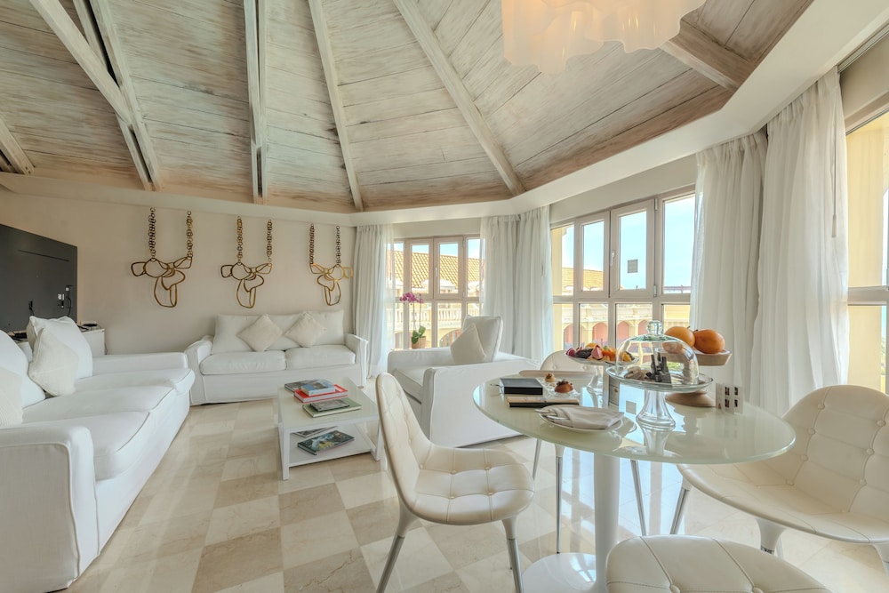 SUITE LEGEND en planta alta con 1 cama king size, vistas al mar y servicio de mayordomo del hotel Sofitel Legend Santa Clara Cartagena. Foto 20