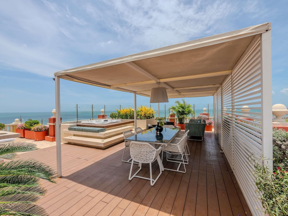 Imperial Amaral Suite: terraza con vista al mar, jacuzzi exterior, cama king size, mayordomo del hotel Sofitel Legend Santa Clara Cartagena