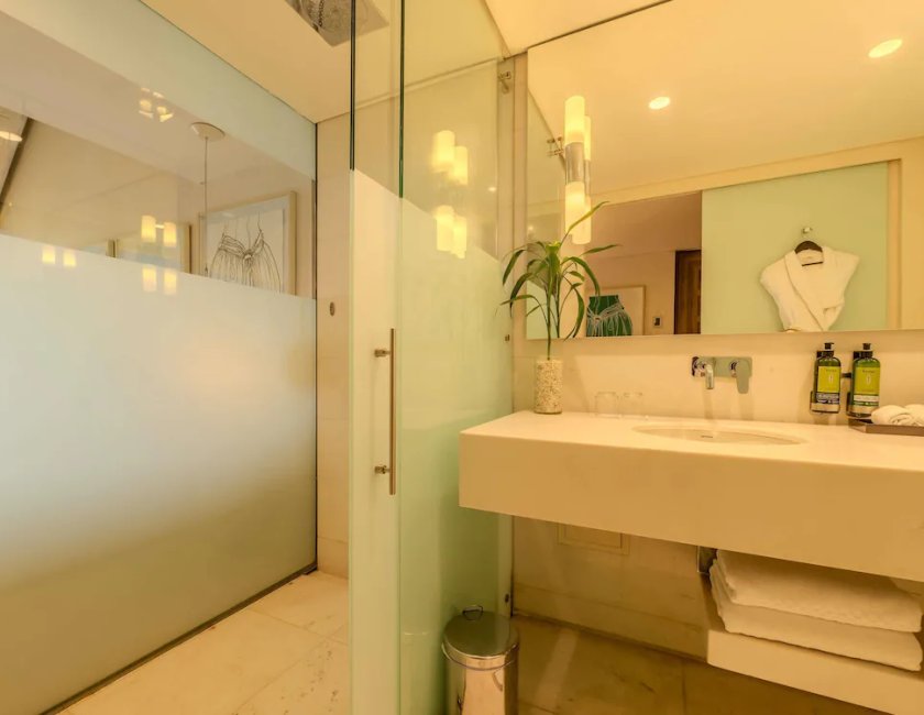 HABITACIÓN DELUXE en planta alta con 1 cama king size, balcón con vistas al mar y mayordomo del hotel Sofitel Legend Santa Clara Cartagena. Foto 15