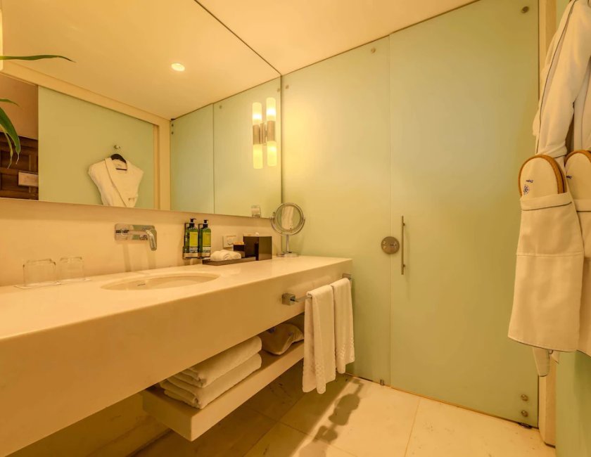 HABITACIÓN DELUXE en planta alta con 1 cama king size, balcón con vistas al mar y mayordomo del hotel Sofitel Legend Santa Clara Cartagena. Foto 16