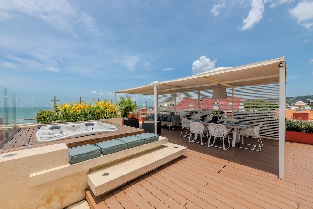 Imperial Amaral Suite: terraza con vista al mar, jacuzzi exterior, cama king size, mayordomo del hotel Sofitel Legend Santa Clara Cartagena. Foto 7