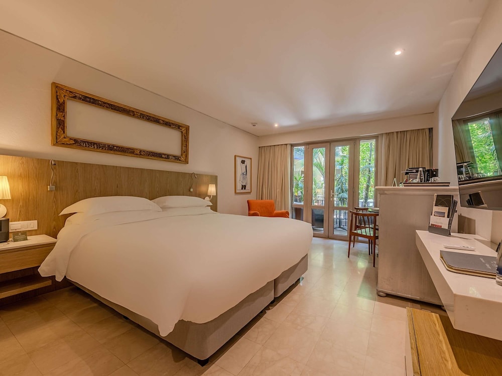 Habitación Superior con 1 cama king size, balcón o terraza y vistas al jardín del hotel Sofitel Legend Santa Clara Cartagena
