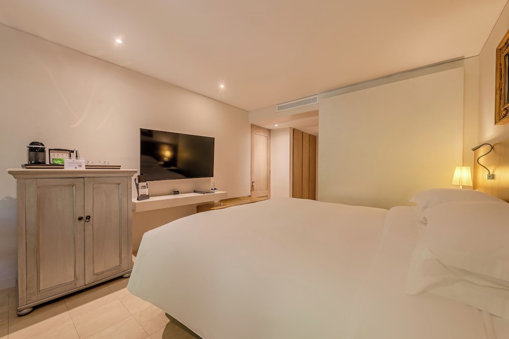 Habitación Superior con 1 cama king size, balcón o terraza y vistas al jardín del hotel Sofitel Legend Santa Clara Cartagena. Foto 2