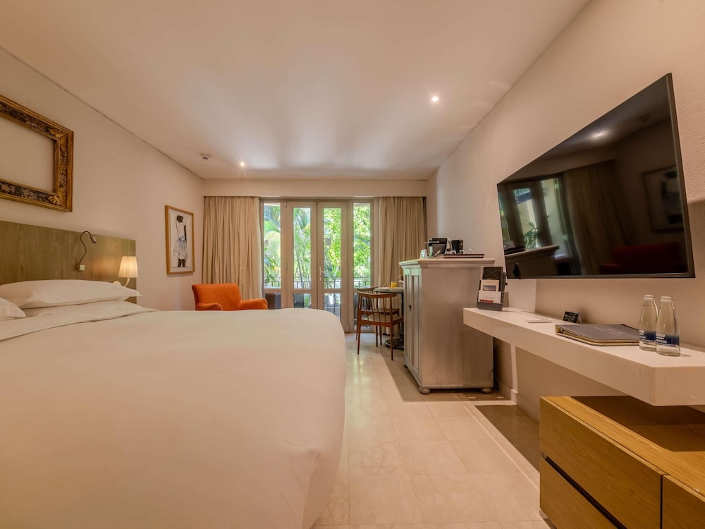 Habitación Superior con 1 cama king size, balcón o terraza y vistas al jardín del hotel Sofitel Legend Santa Clara Cartagena. Foto 3