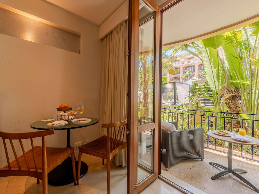 Habitación Superior con 1 cama king size, balcón o terraza y vistas al jardín del hotel Sofitel Legend Santa Clara Cartagena. Foto 4