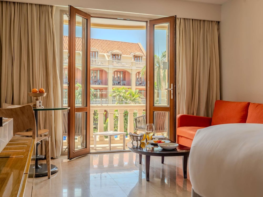 Habitación Superior con 1 cama king size, balcón o terraza y vistas al jardín del hotel Sofitel Legend Santa Clara Cartagena. Foto 7