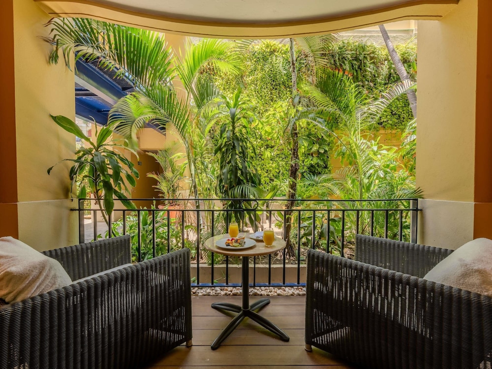 Habitación Superior con 1 cama king size, balcón o terraza y vistas al jardín del hotel Sofitel Legend Santa Clara Cartagena. Foto 8