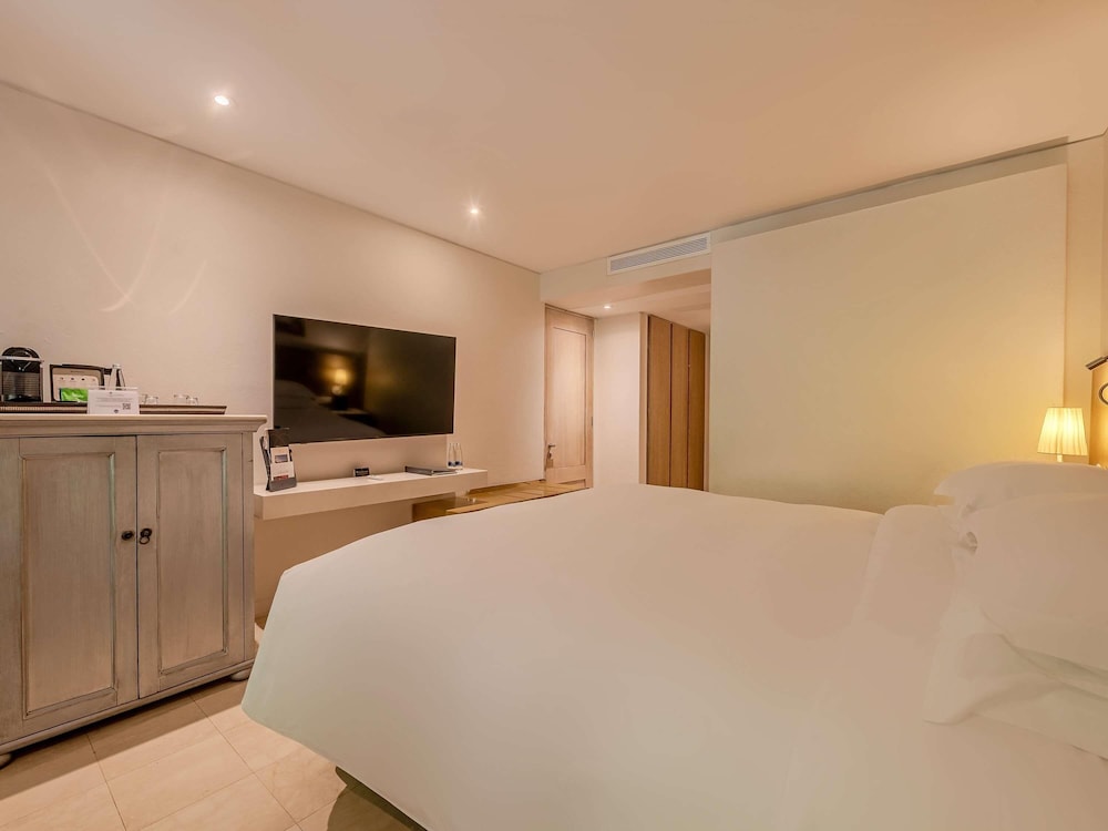 Habitación Superior con 1 cama king size, balcón o terraza y vistas al jardín del hotel Sofitel Legend Santa Clara Cartagena. Foto 9