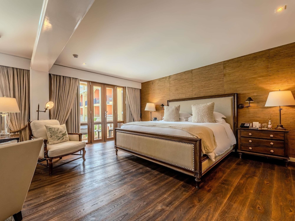 Habitación Superior con 1 cama king size, balcón o terraza y vistas al jardín del hotel Sofitel Legend Santa Clara Cartagena. Foto 14