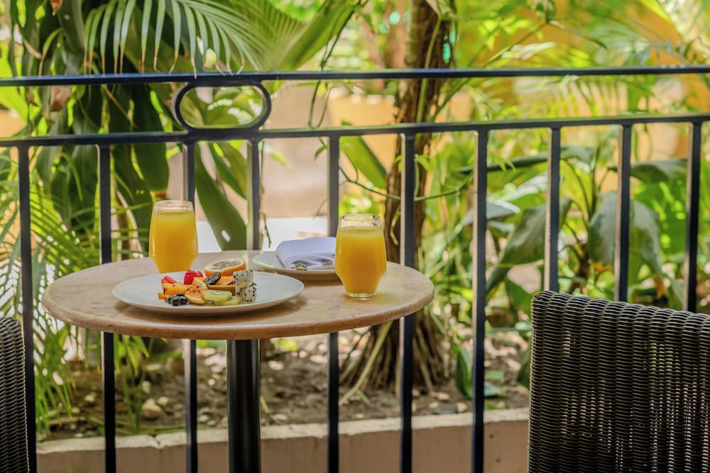 Habitación Superior con 1 cama king size, balcón o terraza y vistas al jardín del hotel Sofitel Legend Santa Clara Cartagena. Foto 15