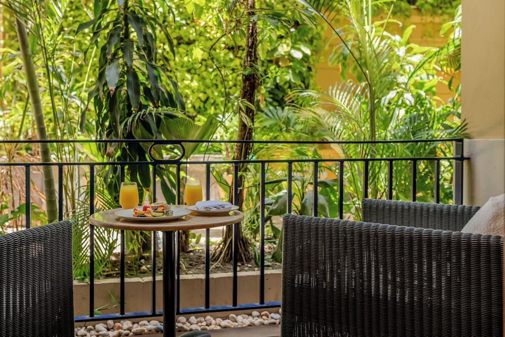 Habitación Superior con 1 cama king size, balcón o terraza y vistas al jardín del hotel Sofitel Legend Santa Clara Cartagena. Foto 16