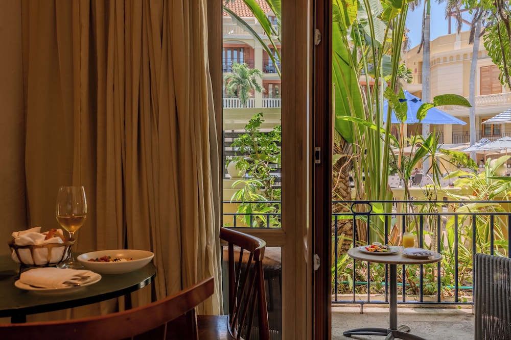 Habitación Superior con 1 cama king size, balcón o terraza y vistas al jardín del hotel Sofitel Legend Santa Clara Cartagena. Foto 17