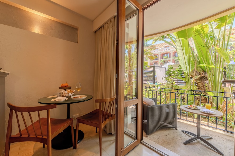 Habitación Superior con 1 cama king size, balcón o terraza y vistas al jardín del hotel Sofitel Legend Santa Clara Cartagena. Foto 22