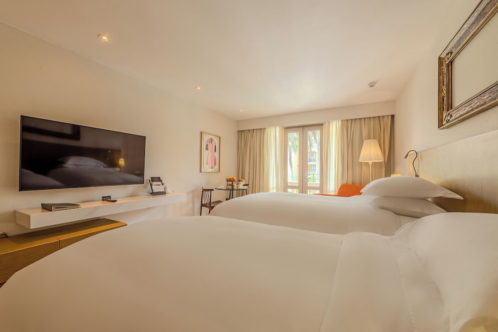 Habitación Superior con 2 camas individuales, terraza y vistas al jardín del hotel Sofitel Legend Santa Clara Cartagena. Foto 1